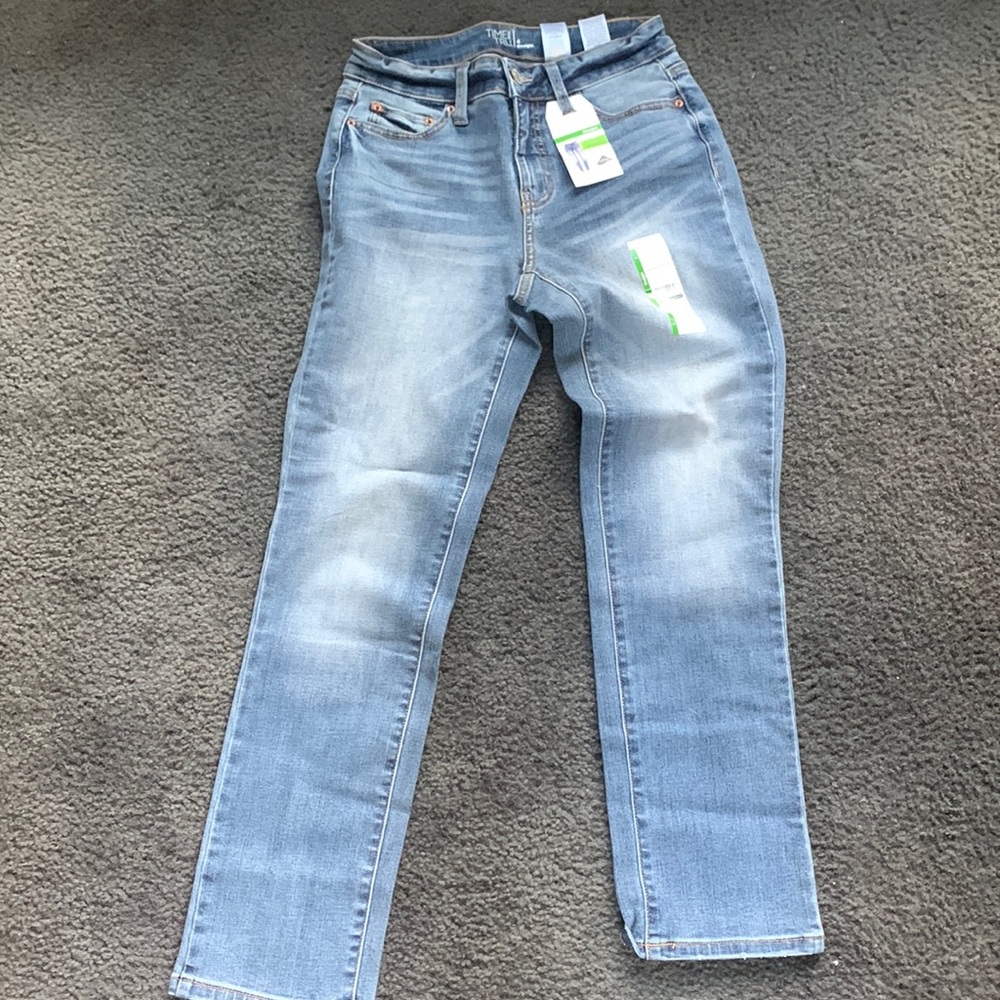 Mid rise, straight jeans